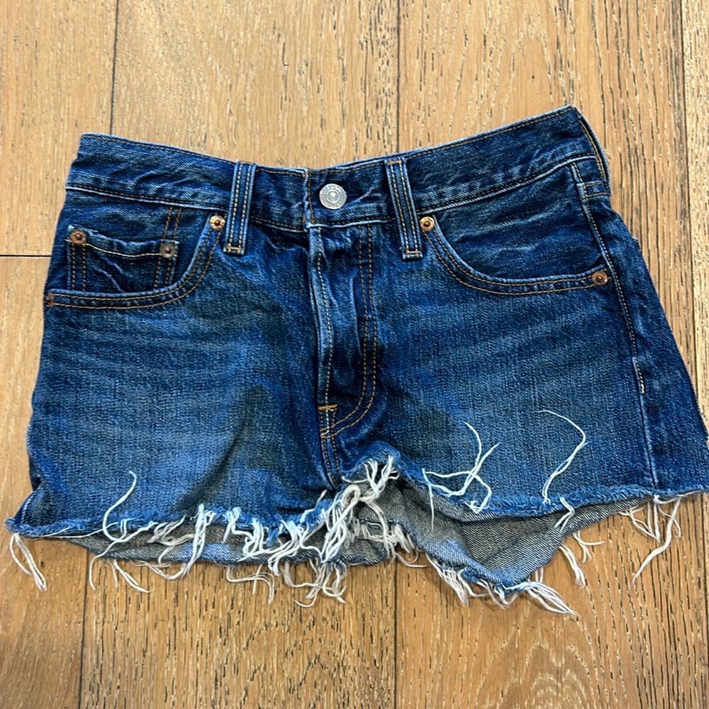 Levi’s women denim short size 24